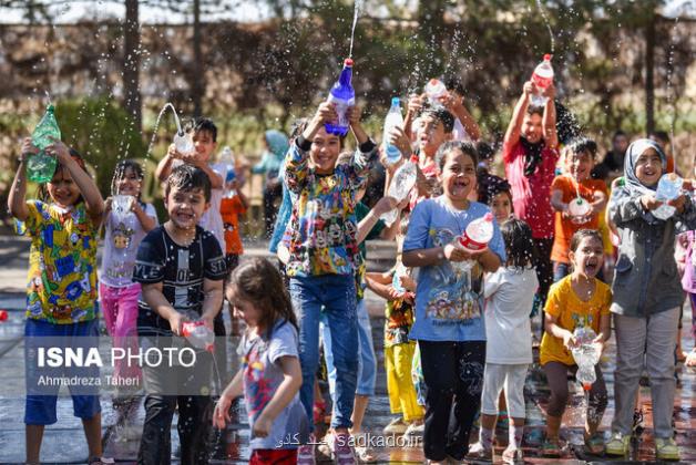 آب پاشونک جشنی برای بلندترین روز سال Image